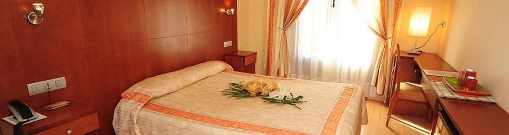 Hotel Jaques Jaca Bagian luar foto
