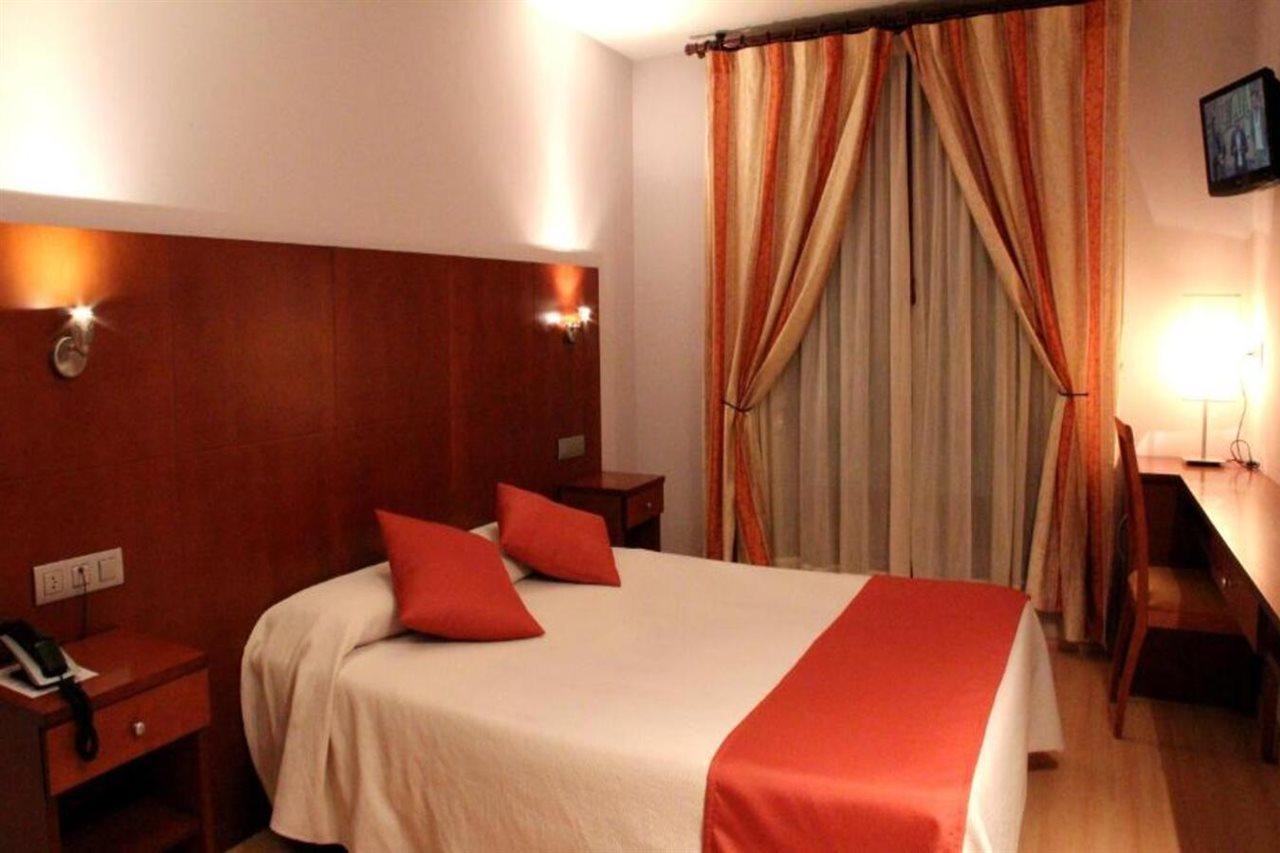 Hotel Jaques Jaca Bagian luar foto