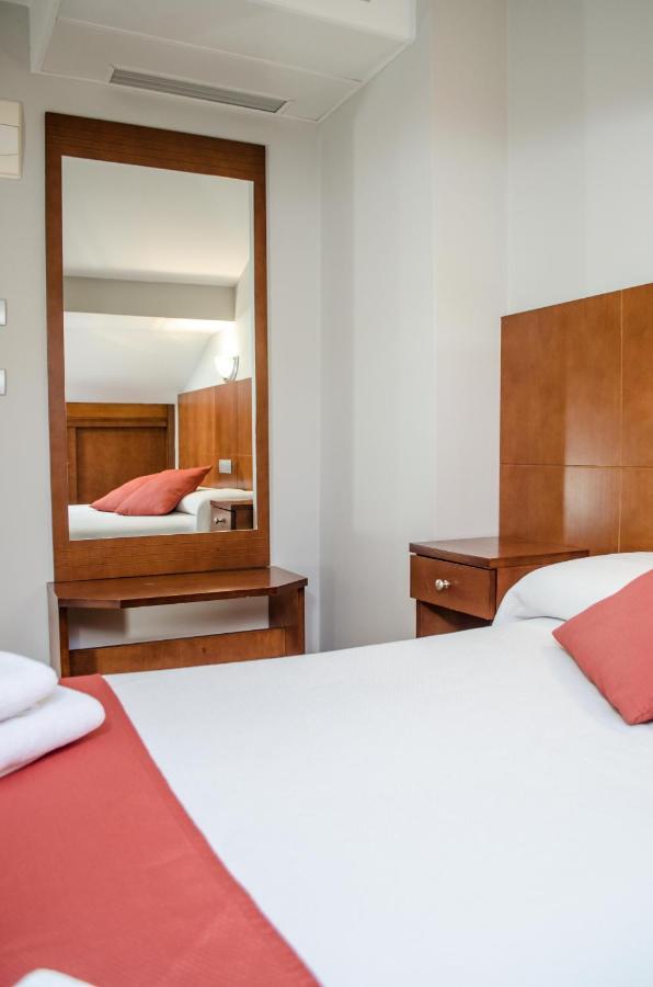 Hotel Jaques Jaca Bagian luar foto