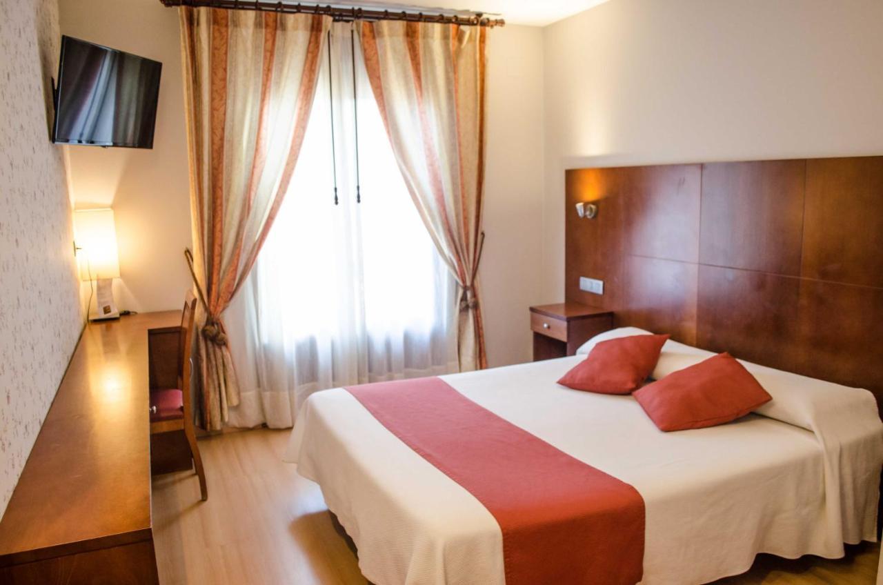 Hotel Jaques Jaca Bagian luar foto