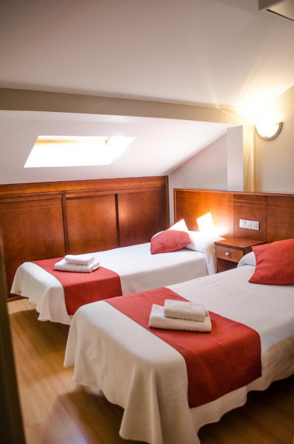 Hotel Jaques Jaca Bagian luar foto