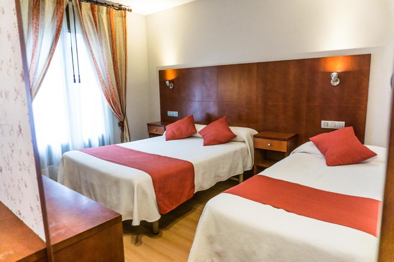 Hotel Jaques Jaca Bagian luar foto
