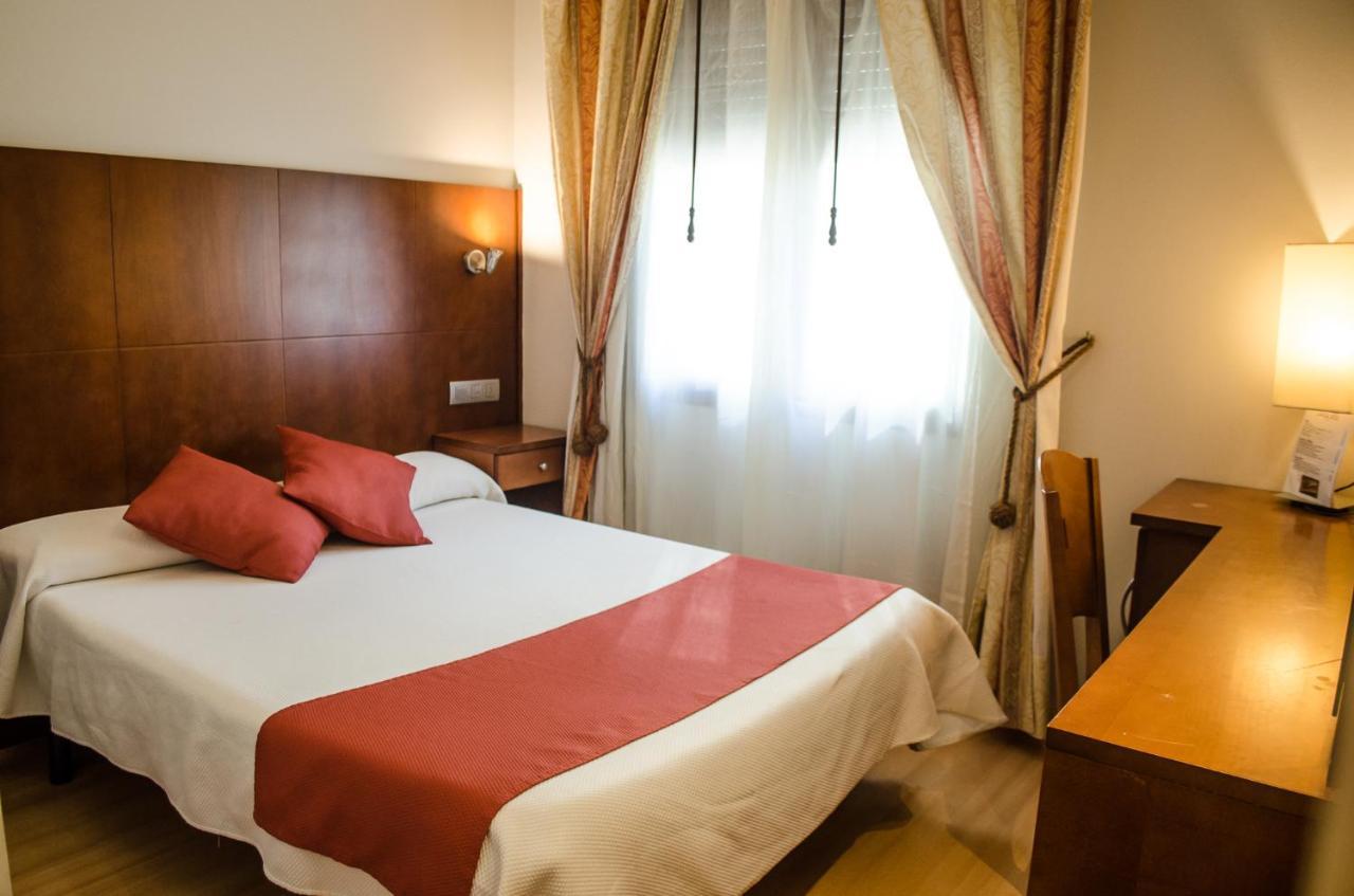 Hotel Jaques Jaca Bagian luar foto