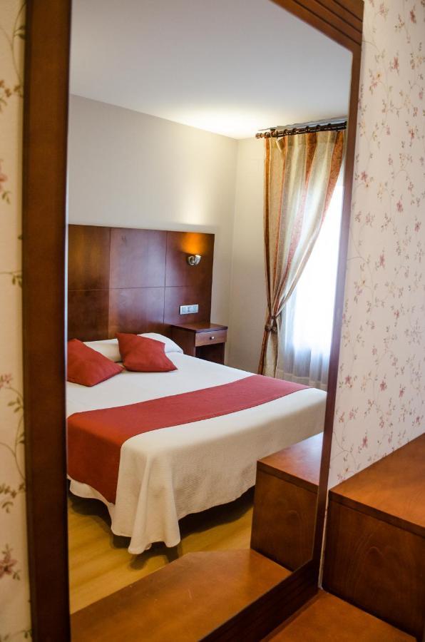 Hotel Jaques Jaca Bagian luar foto