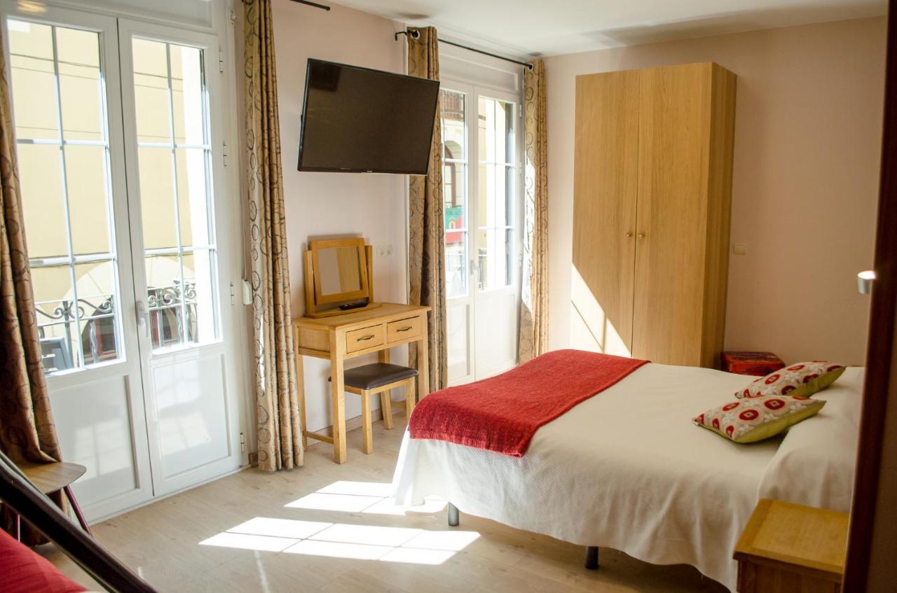 Hotel Jaques Jaca Bagian luar foto