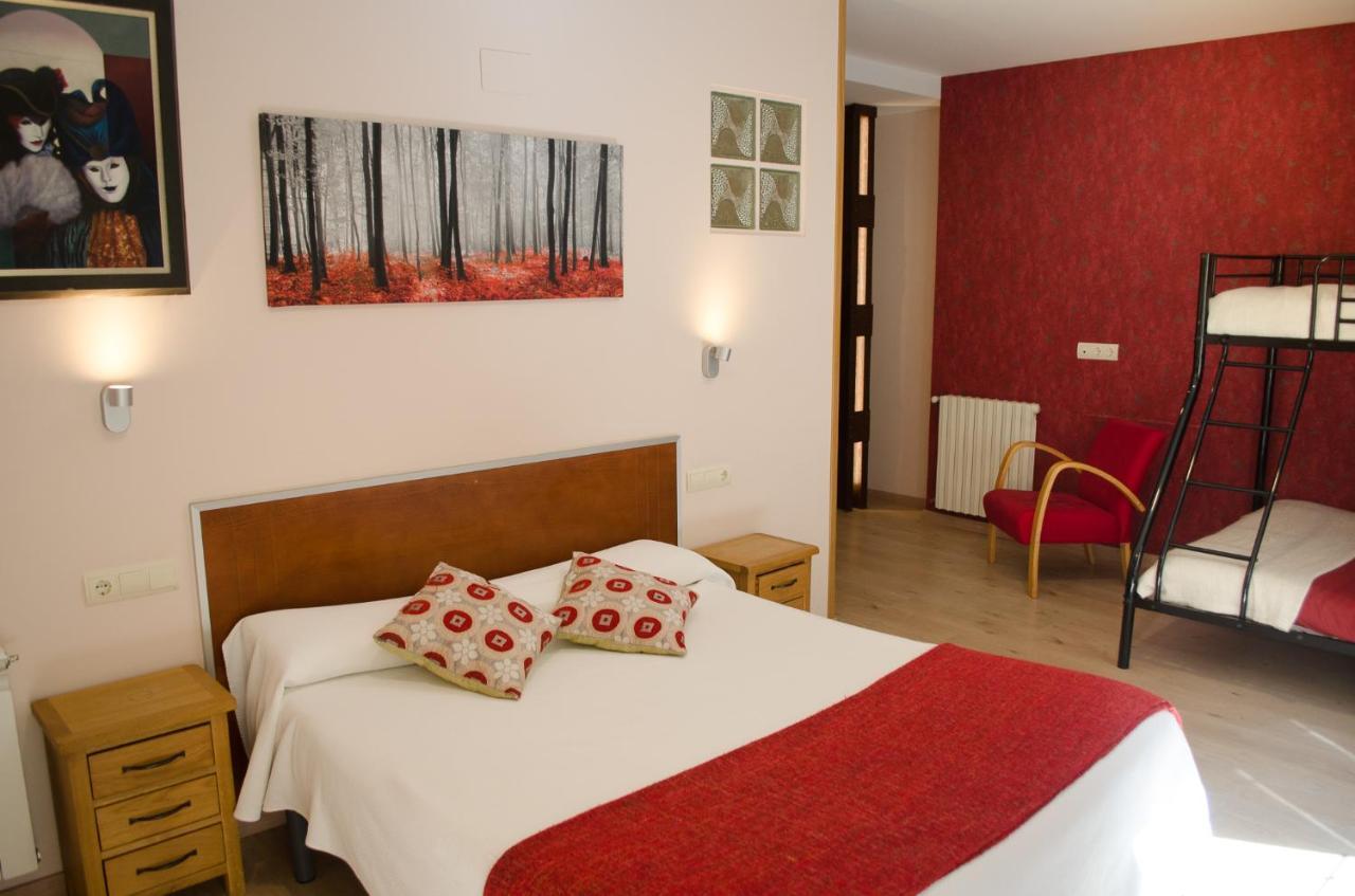 Hotel Jaques Jaca Bagian luar foto